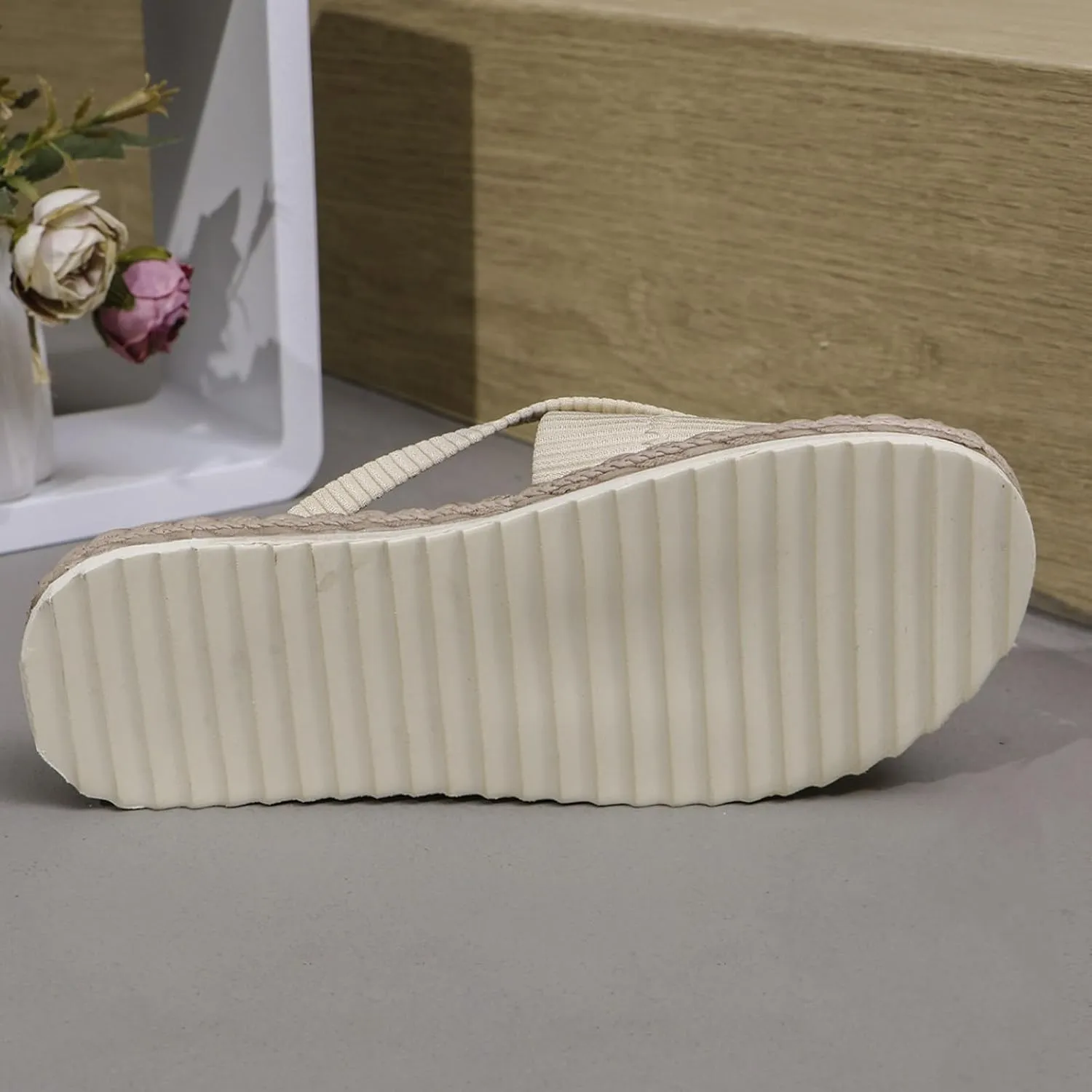 Womens Summer Fashionable Flat Sandals 2025 Casual Open Toe Straw Woven Flat Thong Dressy Flip Flops Beach Thick Sole Wide Beach Breathable Comfortable Walking Outdoor Slippers