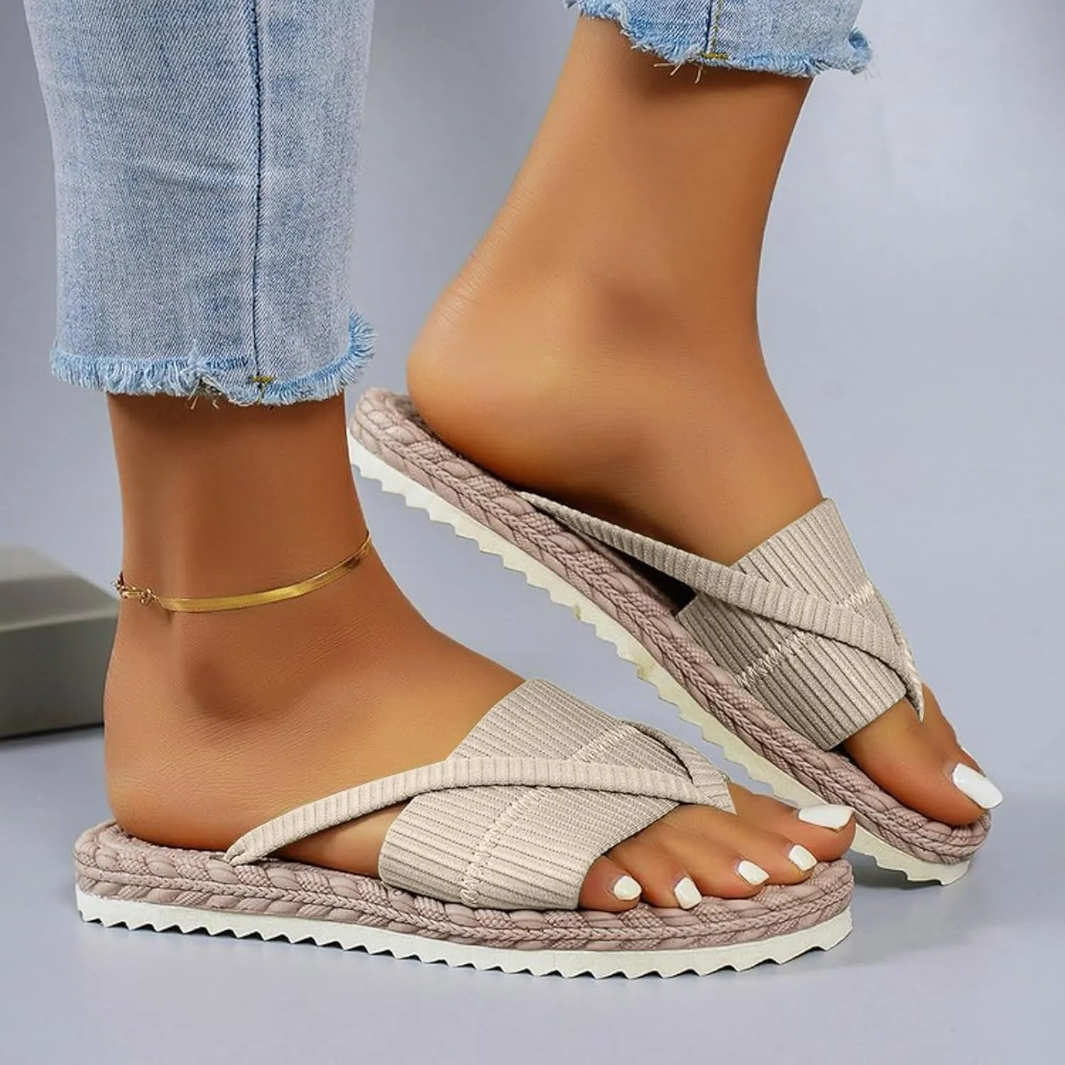 Womens Summer Fashionable Flat Sandals 2025 Casual Open Toe Straw Woven Flat Thong Dressy Flip Flops Beach Thick Sole Wide Beach Breathable Comfortable Walking Outdoor Slippers